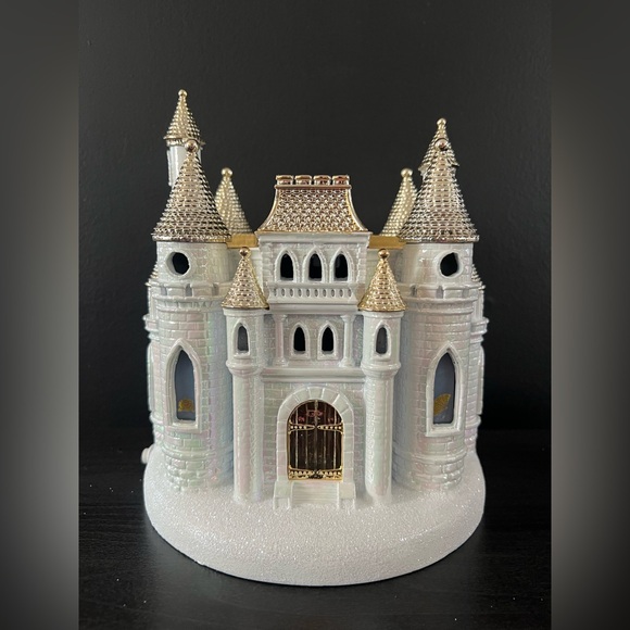 NEW 2026 Bath & Body Works Disney Princess Light Up Castle 3-Wick Candle Holder - Picture 5 of 11